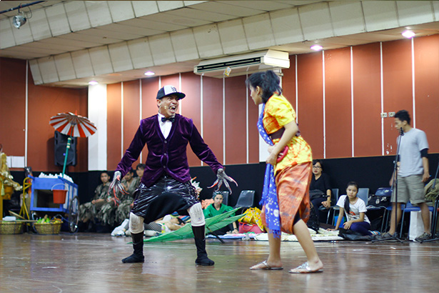 latihan di studio rosi 8